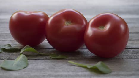 Tomate-Orgánico-Fresco-Rojo,-Video-Uhd-De-4k-2160p-25fps---Inclinación-Lenta-Sobre-Fondo-De-Comida-Vegetal-De-Tomate-Mojado-4k-3840x2160-Material-De-Archivo-Ultrahd