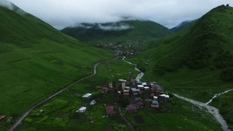 vista panorámica de la aldea de ushguli en las estribaciones del monte shkhara con cielo nublado en svaneti, georgia