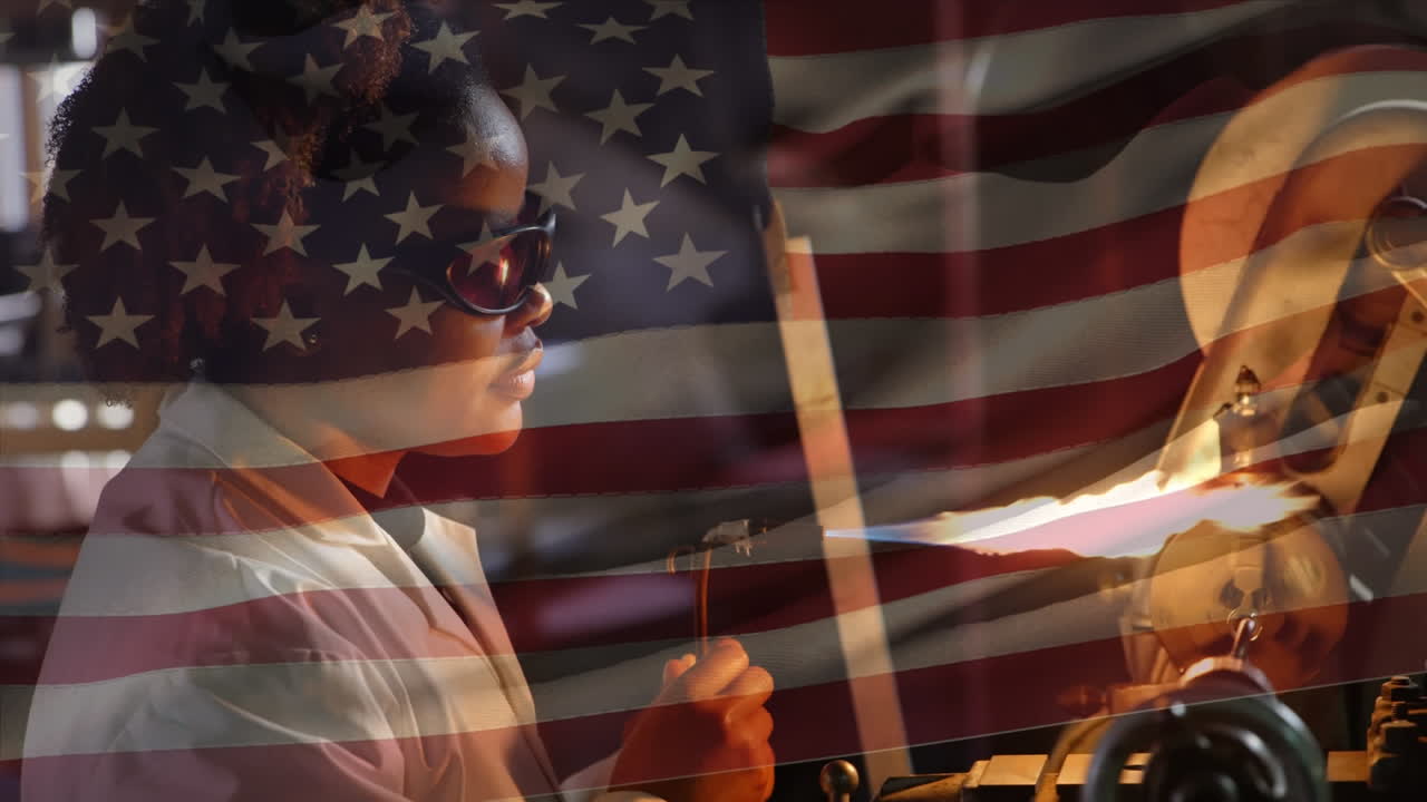 animación de una soldadora afroamericana usando una antorcha contra la bandera estadounidense ondeando