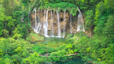 Cascada-De-Lapso-De-Tiempo-En-Los-Lagos-De-Plitvice,-Croacia.