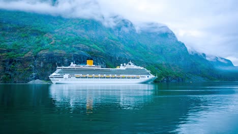 Crucero,-Cruceros-En-El-Fiordo-De-Hardanger,-Noruega