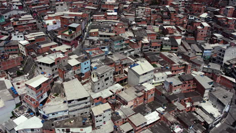 vista aérea de una zona residencial pobre, día soleado en brasil - descendiendo, disparo de drones