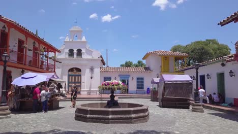 Toma-Lenta-Y-Reveladora-De-4k-Que-Muestra-La-Iglesia-Y-La-Plaza-Del-Pueblo-Paisa