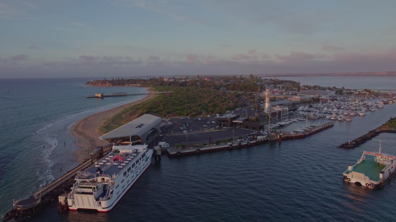 Porto di Queenscliff dall'alto all'alba, con la città sullo sfondo, Australia