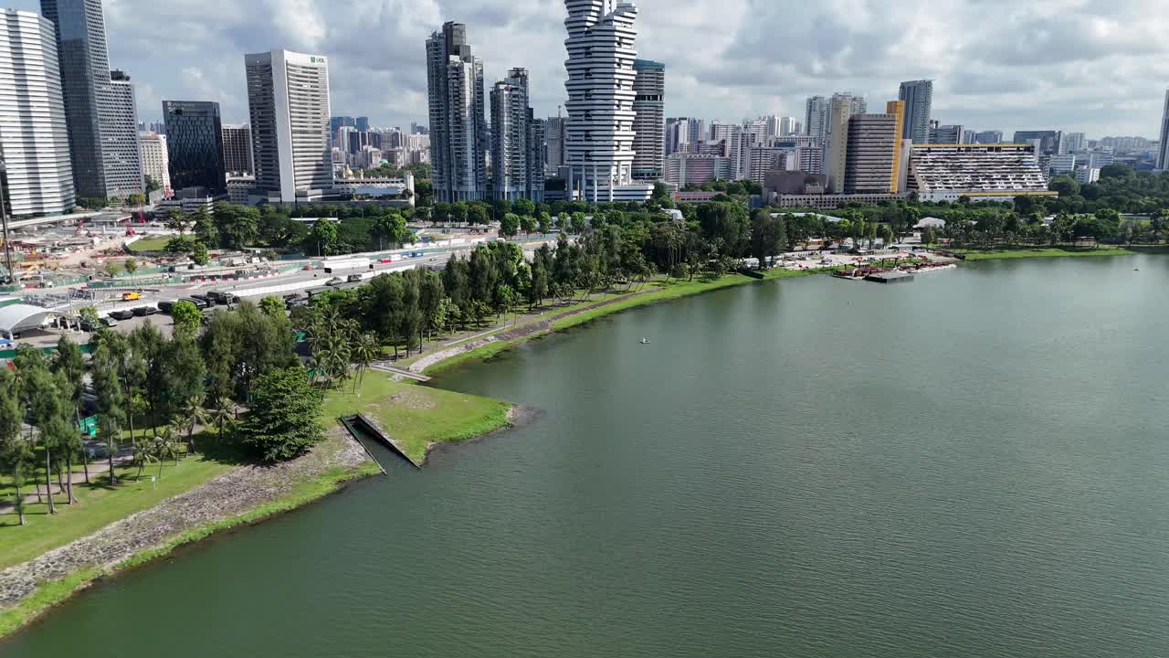 Vista aerea con drone della città-stato di Singapore, skyline di grattacieli e edifici alti di giorno, con l'hotel Marina Bay Sands e i Gardens by the Bay.