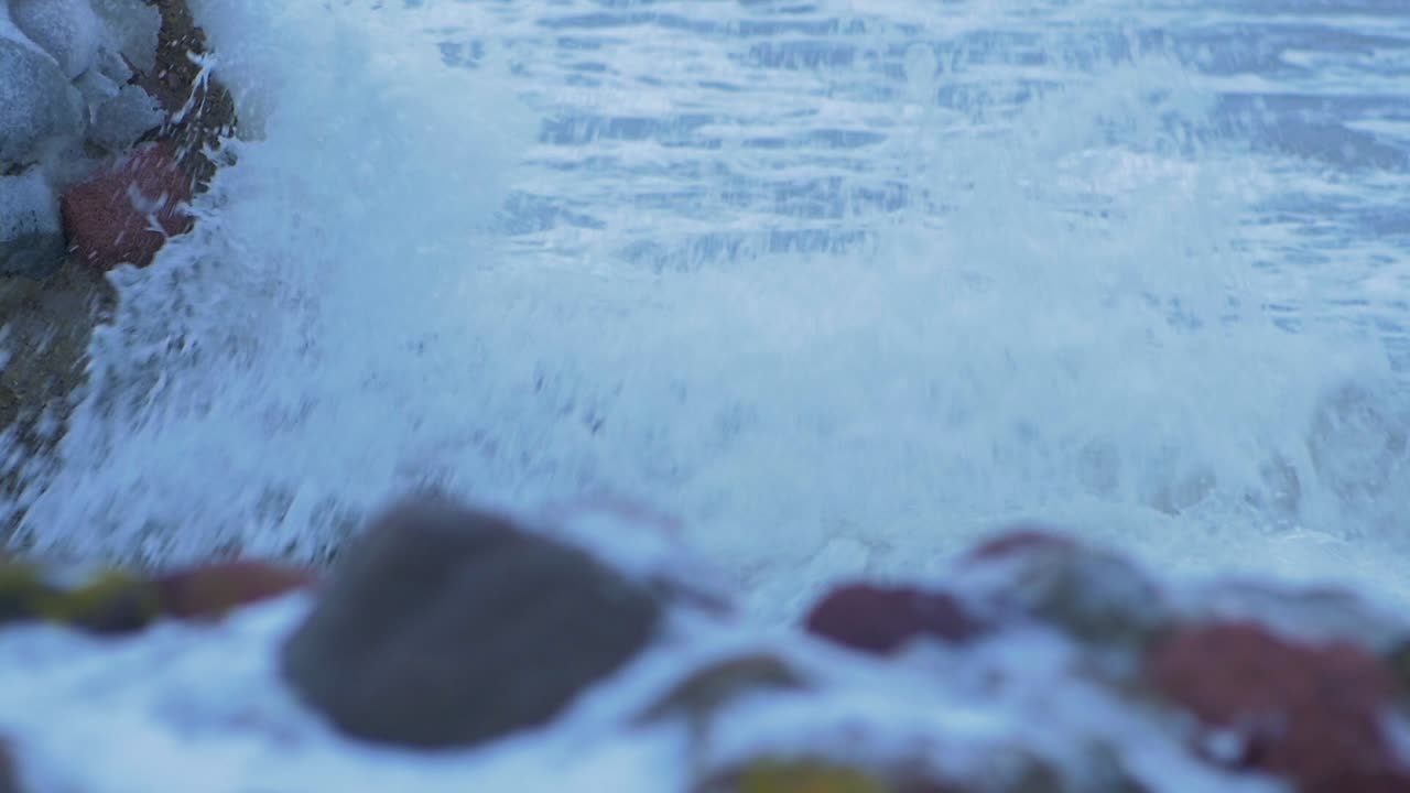 리파자(liepaja)의 카로스타 북부 요새(karosta northern forts)에서 버려진 해변 요새 건물 폐허에 부서지는 큰 폭풍우, 슬로우 모션 미디엄 클로우즈업