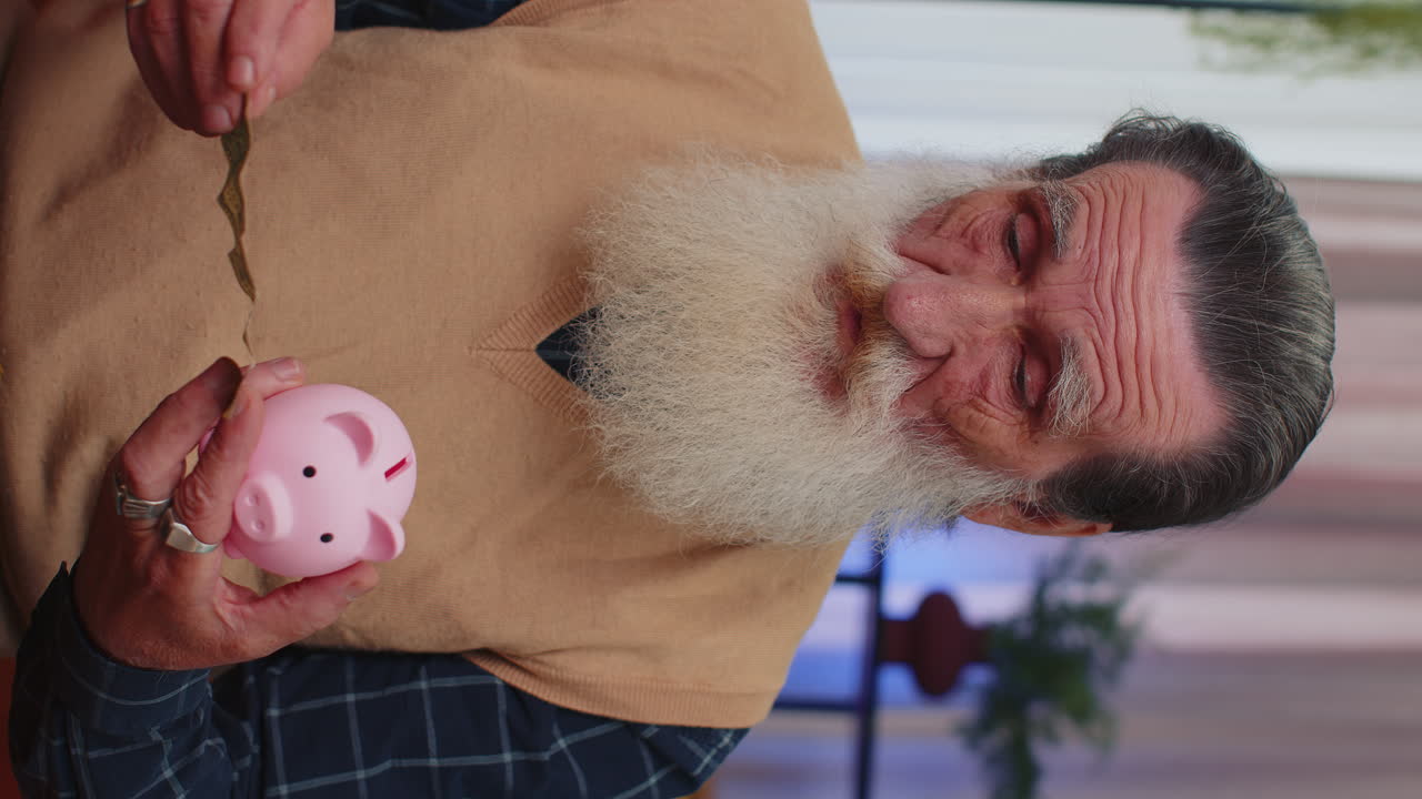 Kumbara ve bir dolarlık banknot tutan yaşlı, fakir bir adam, finansal kriz, iflas, yoksulluk.