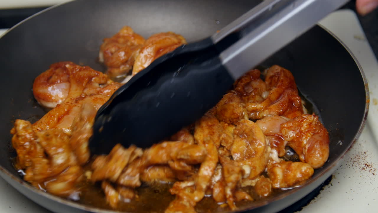 양념된 닭이 스토브에서 지글 지글