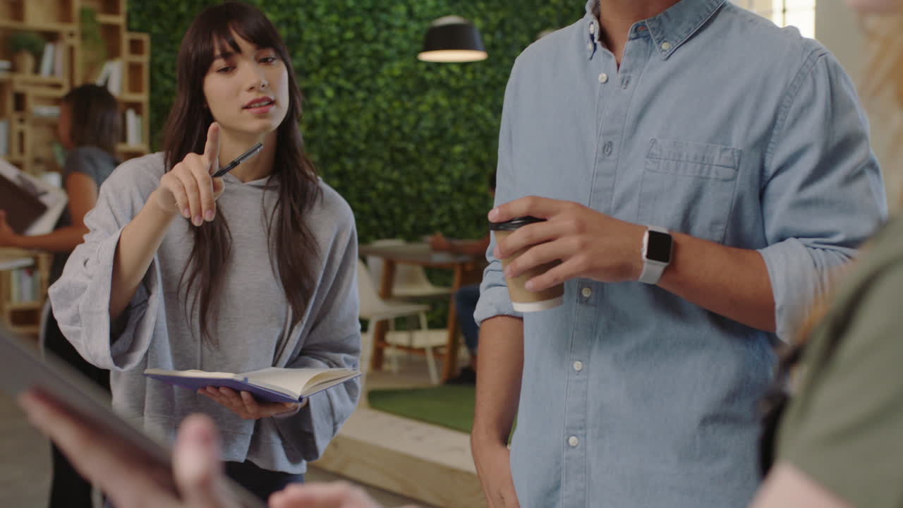 다양한 젊은 사업가들이 태블릿 컴퓨터를 사용하여 그래픽 디자인 팀을 브레인스토밍하고 웹 사이트 레이아웃을 디자인하고 트렌디한 사무실에서 창의적인 프로젝트를 함께하는 아이디어를 공유합니다.