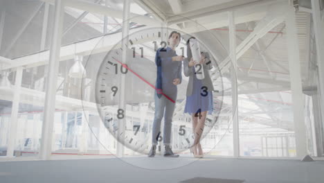 animación de reloj sobre personas de negocios discutiendo documentos en la oficina moderna