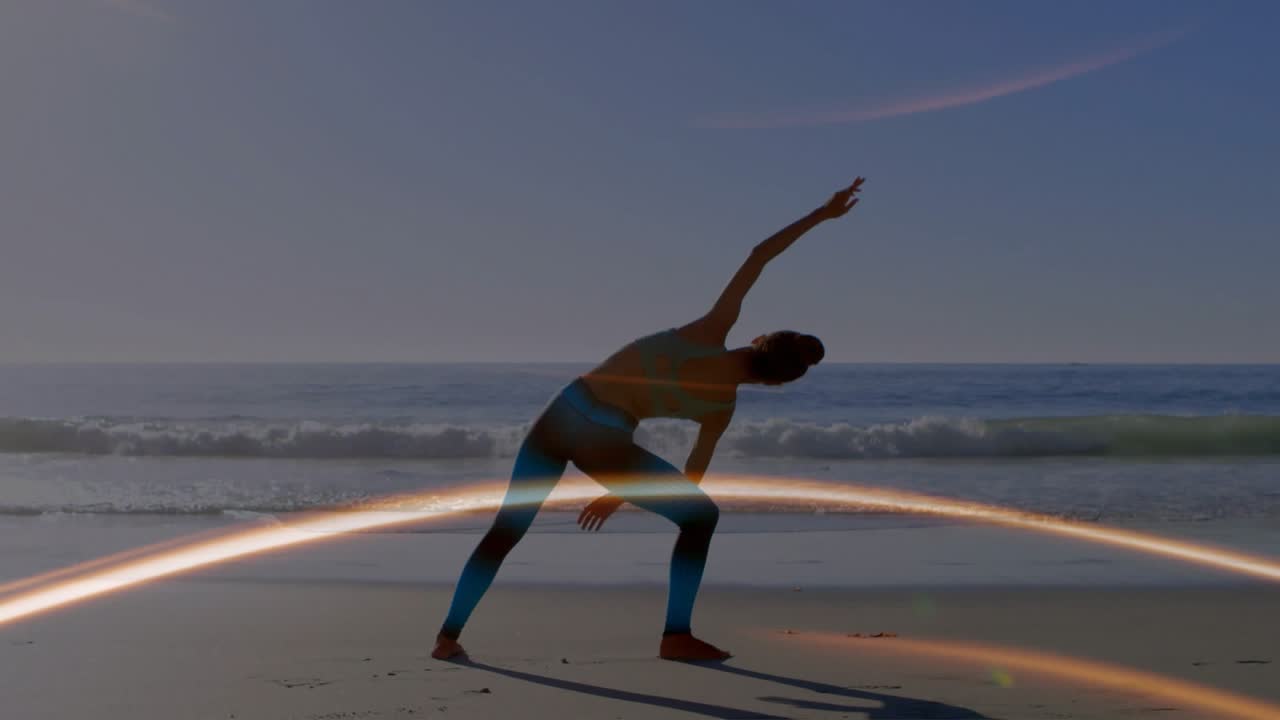 Donna in abbigliamento sportivo che esegue uno stretching laterale su una spiaggia sabbiosa, con l'orizzonte del mare e nastri di luce che si muovono.