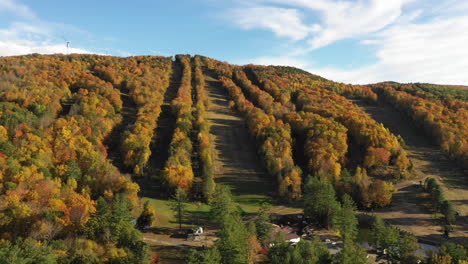 Beautiful-fall-autumn-leaves-colorful-mountain-vista-aerial-in-new-england-USA