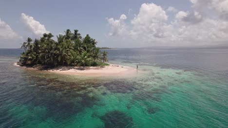 Clip-De-Drone-En-Las-Islas-De-San-Blas-Con-Una-Persona-Caminando-En-Una-Isla-Remota