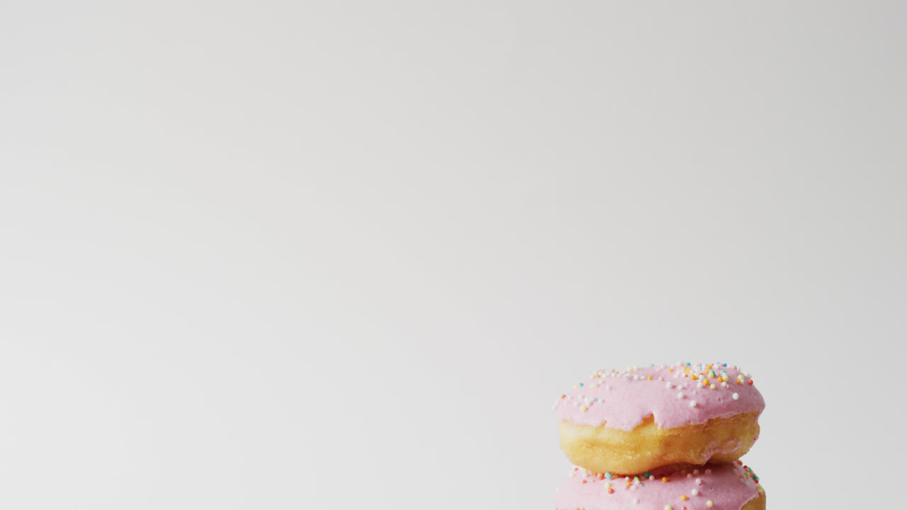 video de rosquillas con glaseado sobre fondo blanco