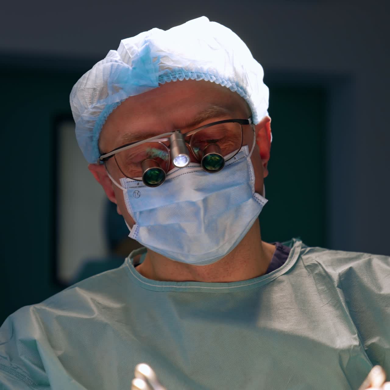 Ritratto di un chirurgo adulto e sicuro di sé che lavora in sala operatoria. Ritratto di un professionista medico che indossa degli occhiali.