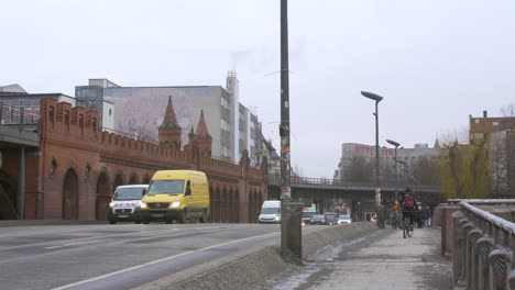 stark befahrene straße in berlin deutschland