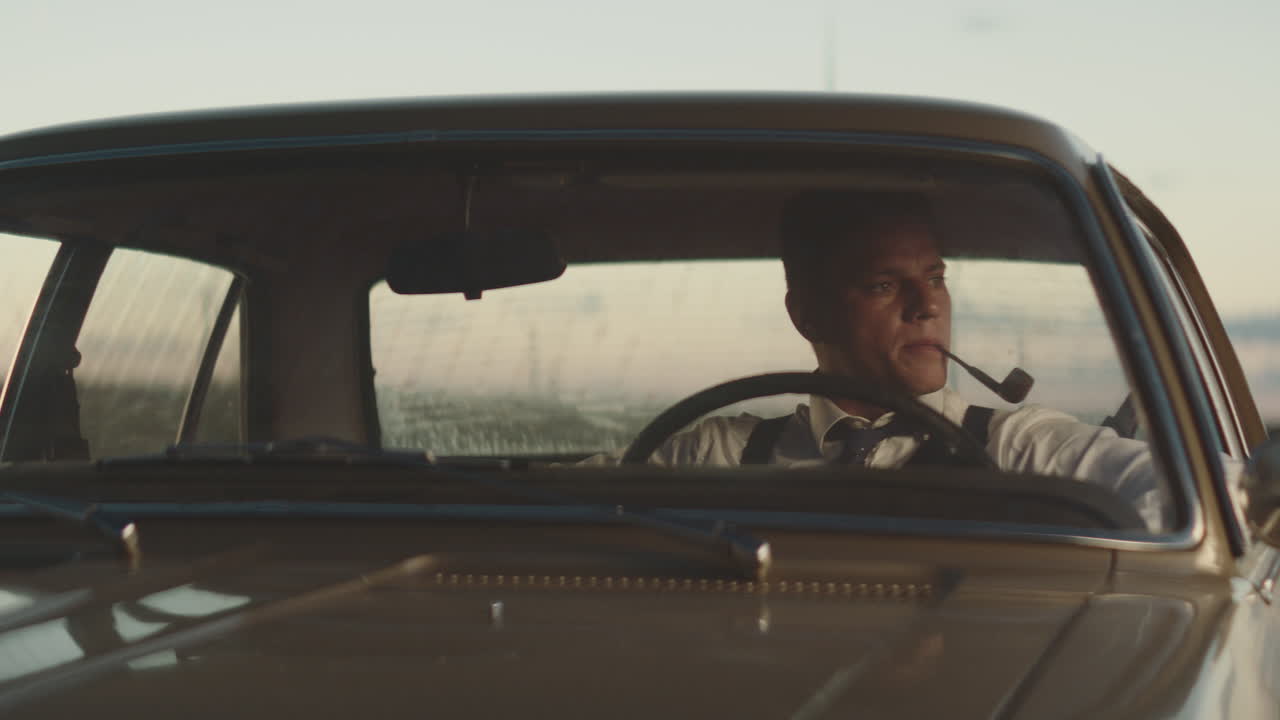 Ein Mann fährt ein Vintage-Auto