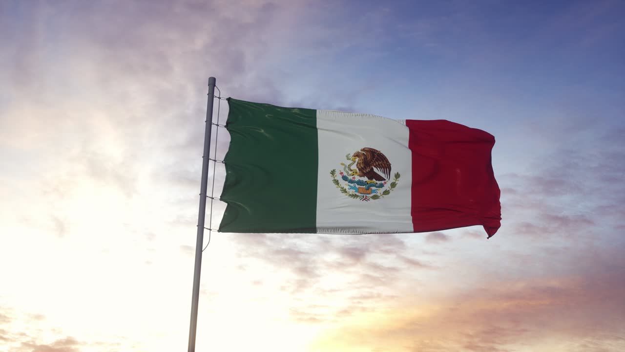 la bandera de méxico ondeando en el viento, el fondo del cielo dramático. 4k