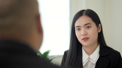 취업 인터뷰 전에 hr 직원을 환영하는 비즈니스 여성, 취업 신청을 위해 행복한 여성 검색자 또는 보험 중개인이 비즈니스 거래를 제시하는 똑똑한 아시아 여성, 이력서를 보내는.
