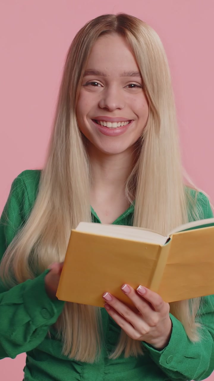 Donna che legge divertenti storie di favole interessanti libri di svago hobby conoscenza saggezza apprendimento studio