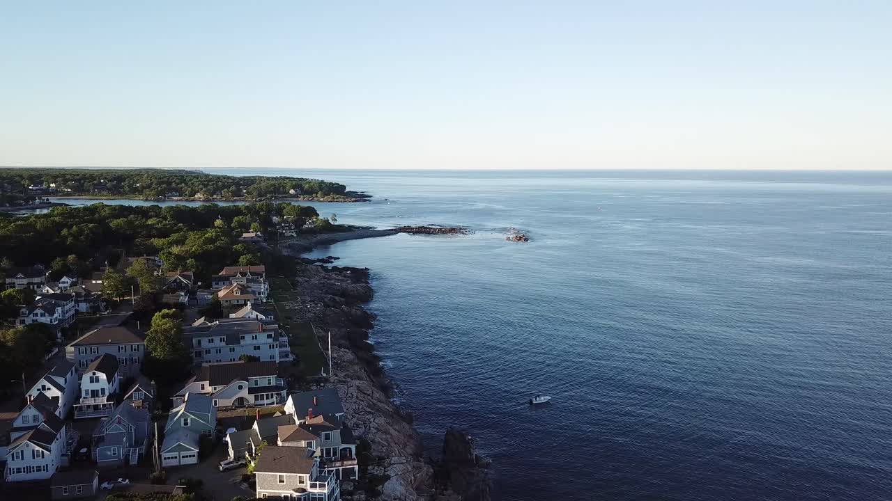 video aéreo de drones de la costa oceánica y casas en la playa de arenas cortas cerca de cabo neddick y york, maine, estados unidos de américa