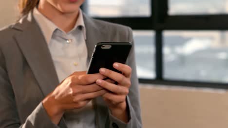 Businesswoman-using-smartphone