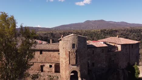 Entrada-Principal-De-La-Fortaleza-De-Sorano,-Sorano-Es-Un-Pueblo-Italiano-Situado-En-La-Toscana