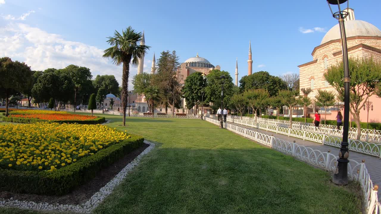 하기아 소피아 모스크 (hagia sophia mosque) 는 이스탄불의 중심에 있는 역사적인 사원이다.