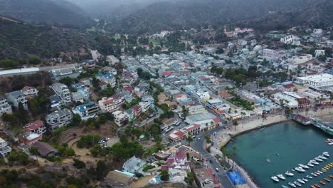 Vista-Aérea-De-Hillside-Villas-Avalon-Bay-Town-Beach-Al-Atardecer,-Santa-Catalina,-California