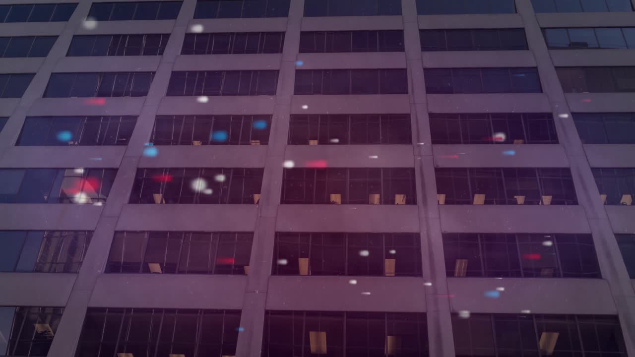 animación de manchas rojas, azules y blancas sobre el edificio