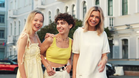 tres mujeres jóvenes felices riendo al aire libre