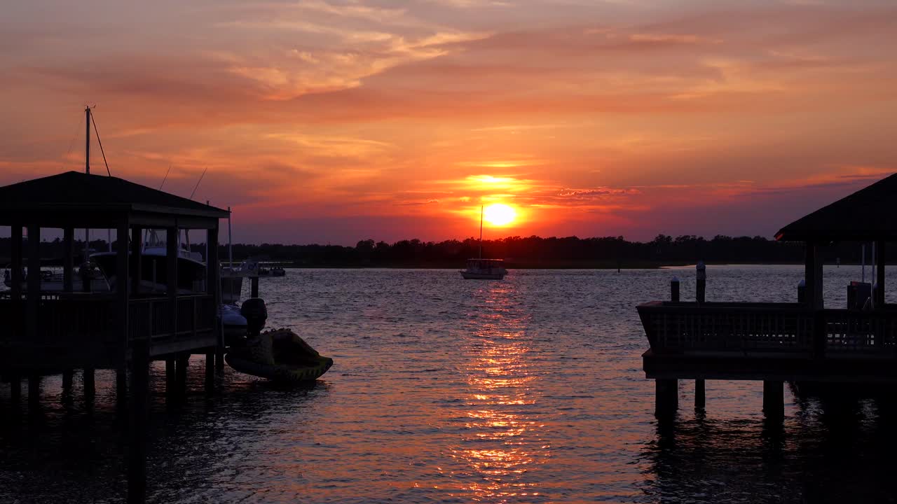 선착장에서 보트를 타는 사람들을 바라보는 일몰 전망