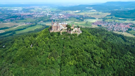 el castillo de hohenzollern, alemania. vuelos aéreos de aviones no tripulados.