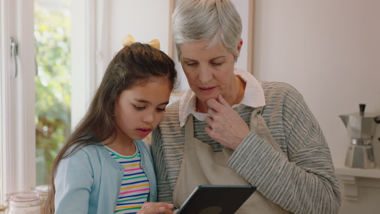 niña linda mostrando a la abuela cómo usar una computadora tablet enseñando a la abuela tecnología moderna niño inteligente ayudando a la abuela con un dispositivo móvil en casa