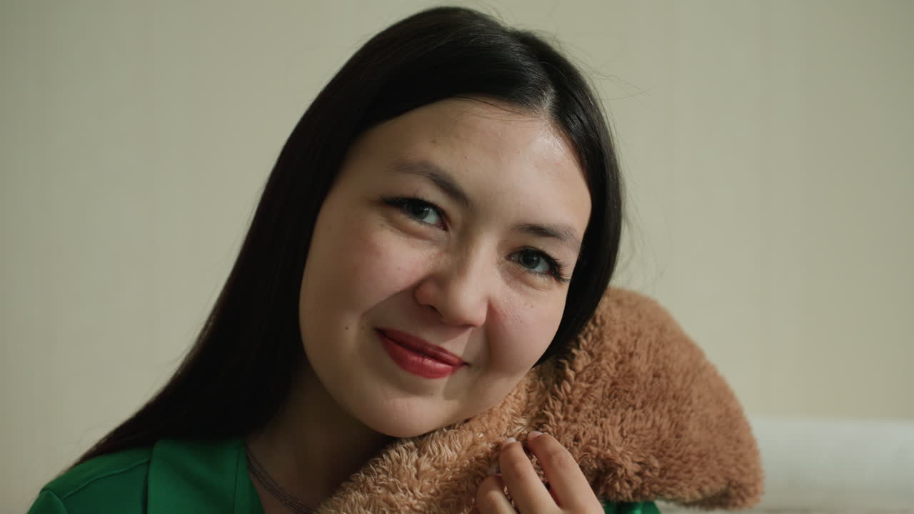 포근한 포옹은 평화와 기쁨을 가져다주고, 사랑이 담긴 포옹은 마음을 달래주는 만족감을 선사하며, 따뜻한 미소와 포옹을 통해 평화로운 행복감을 키워 줍니다.