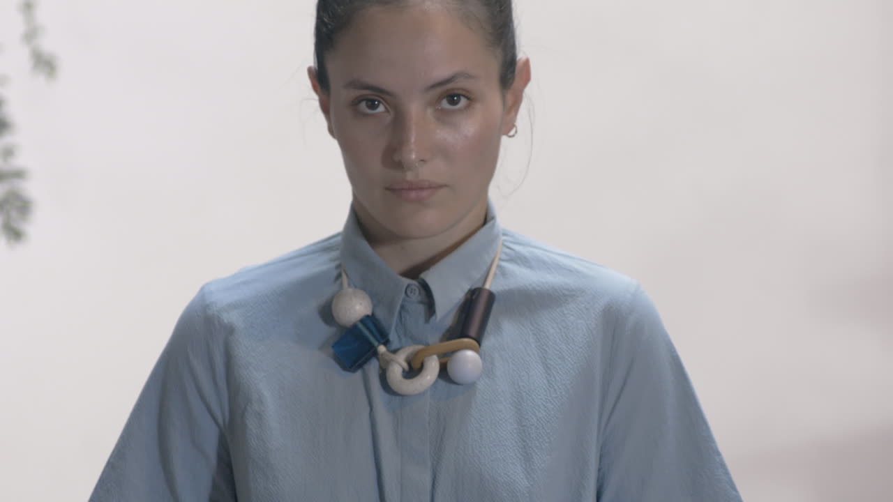 hermosa latina de cerca y sosteniendo una botella de agua de vidrio