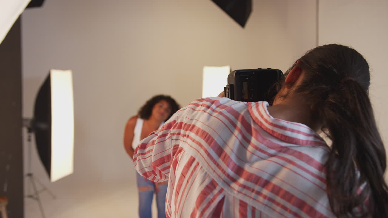 modelando para una fotógrafa en una sesión de retratos de estudio