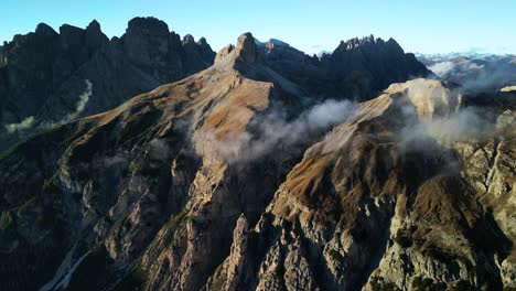 impresionantes picos montañosos dolomitas en los alpes italianos, lapso de tiempo aéreo cinematográfico