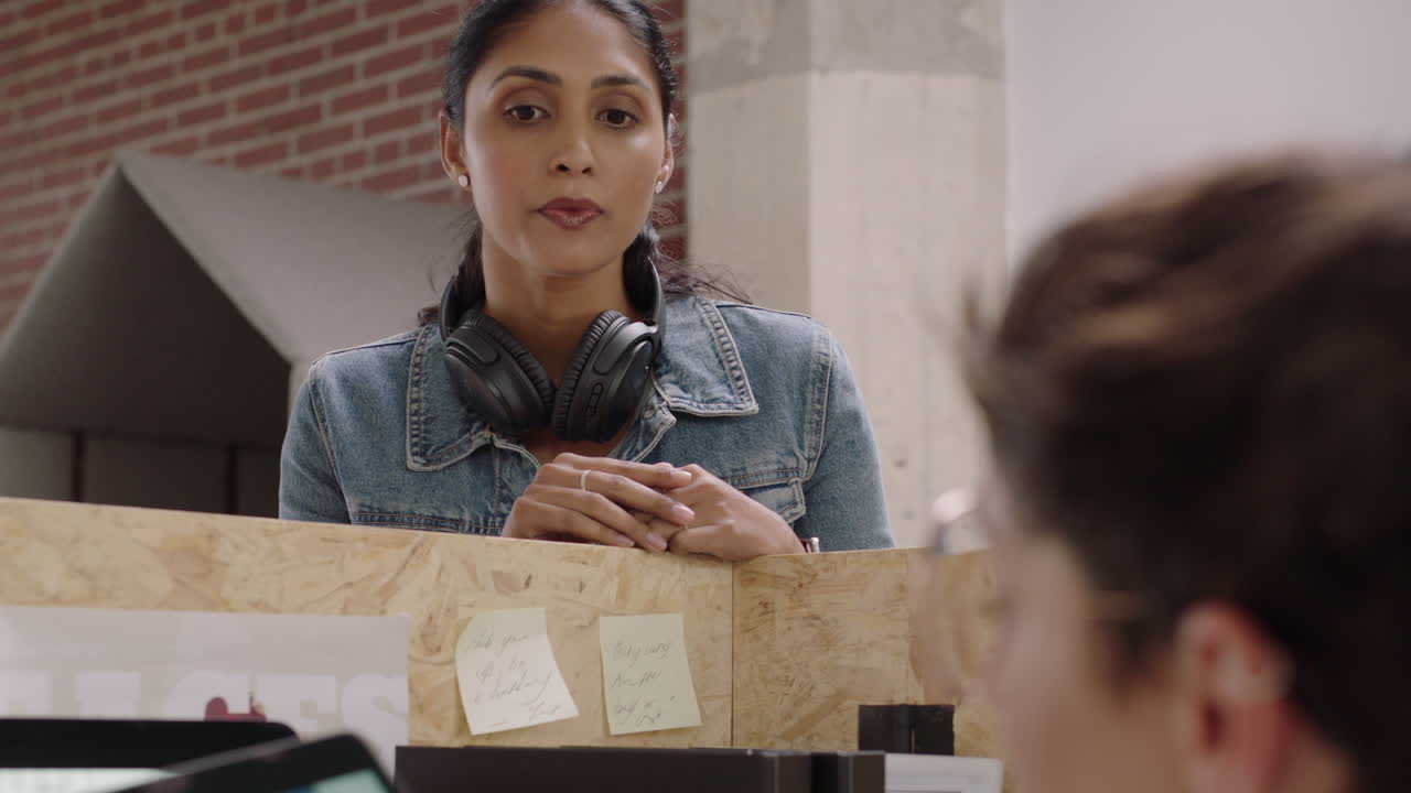 jóvenes mujeres de negocios arquitectos de lluvia de ideas trabajando juntos mostrando planes de arquitectura en la pantalla de tablets ingenieros colaborando compartiendo ideas de diseño para proyectos de desarrollo creativo