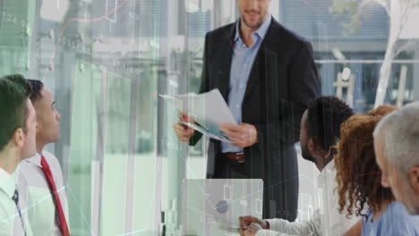 animación de múltiples gráficos, cambios de números, gerente diverso distribuyendo informes a los compañeros de trabajo