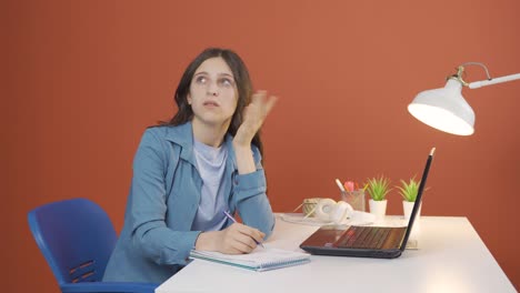 una joven confundida piensa y no puede entenderlo.