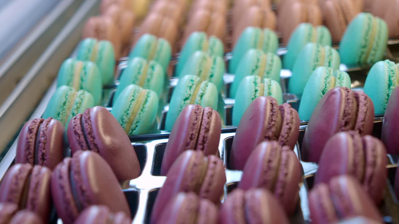 exhibición de macarrones coloridos