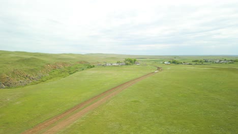 Ländliche-Landschaft-Mit-Feldweg-Im-Frühling-In-Kasachstan