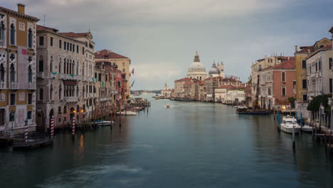 Lapso-De-Tiempo-Del-Horizonte-Del-Gran-Canal-De-Venecia-En-Italia