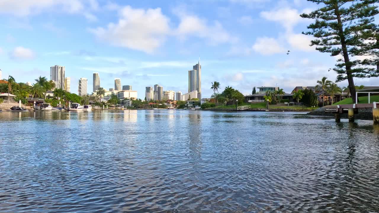 골드 코스트의 도시 수로를 가로질러 보트 여행