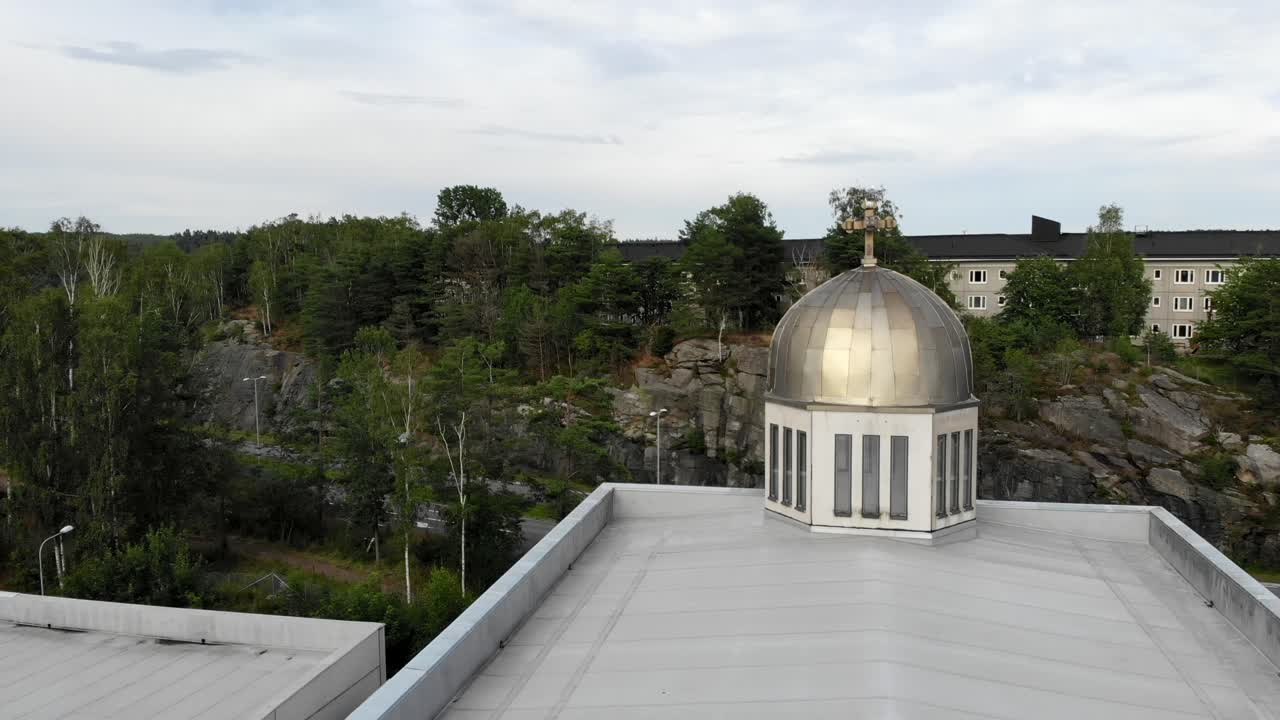 흐린 푸른 하늘 날에 아름다운 푸른 나무가 있는 교회 지붕 위에 있는 황금 돔과 십자가, 원형 공중
