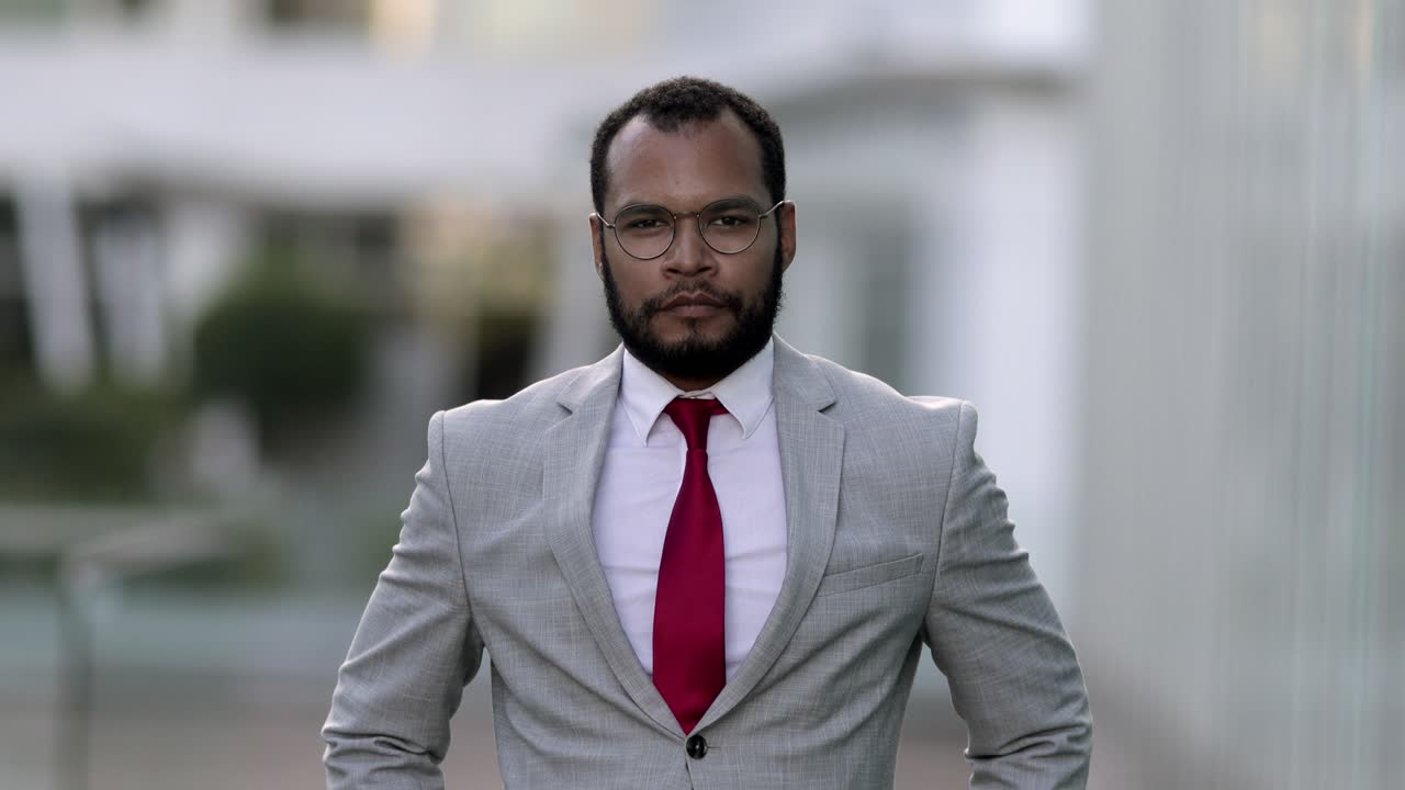 vista frontal del hombre afroamericano confiado mirando a la cámara