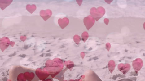 pareja acostada en una silla de estar en la playa
