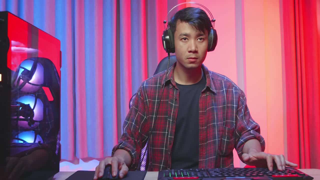 집에서 비디오 게임을 하는 게이머