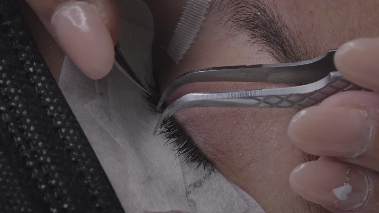 cerrar la colocación de las pestañas falsas en el ojo